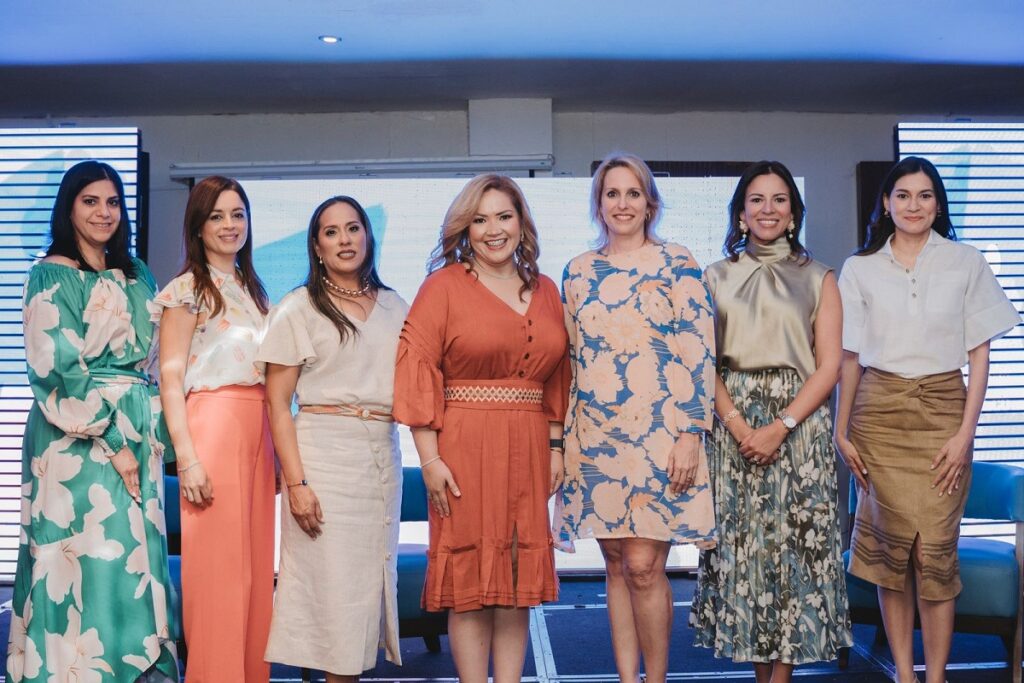 Foto grupal de colaboradoras de Banesco en un evento