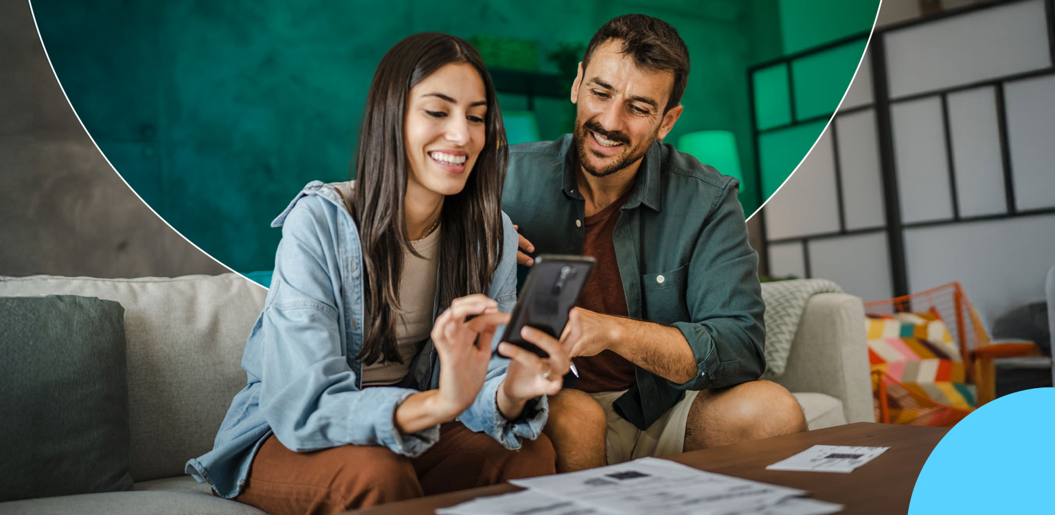 Pareja viendo que es un cheque certificado