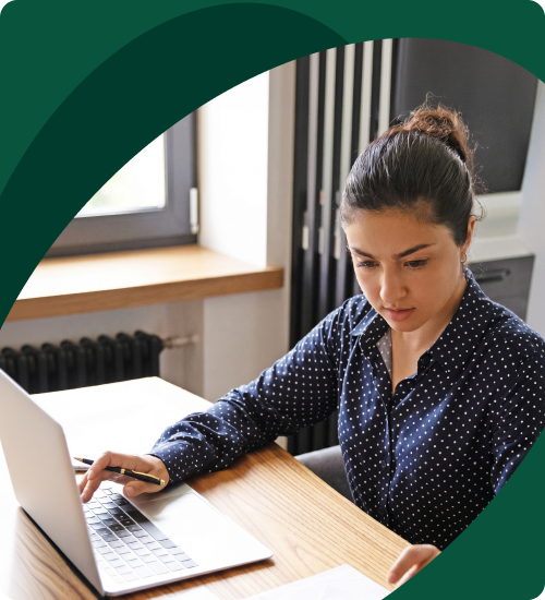 Mujer trabajando en su laptop desde casa