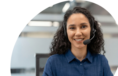 Representante de servicio al cliente con auricular