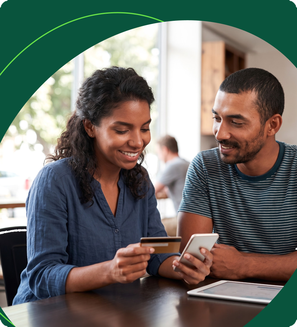 Pareja comprando a cuotas con Banesco
