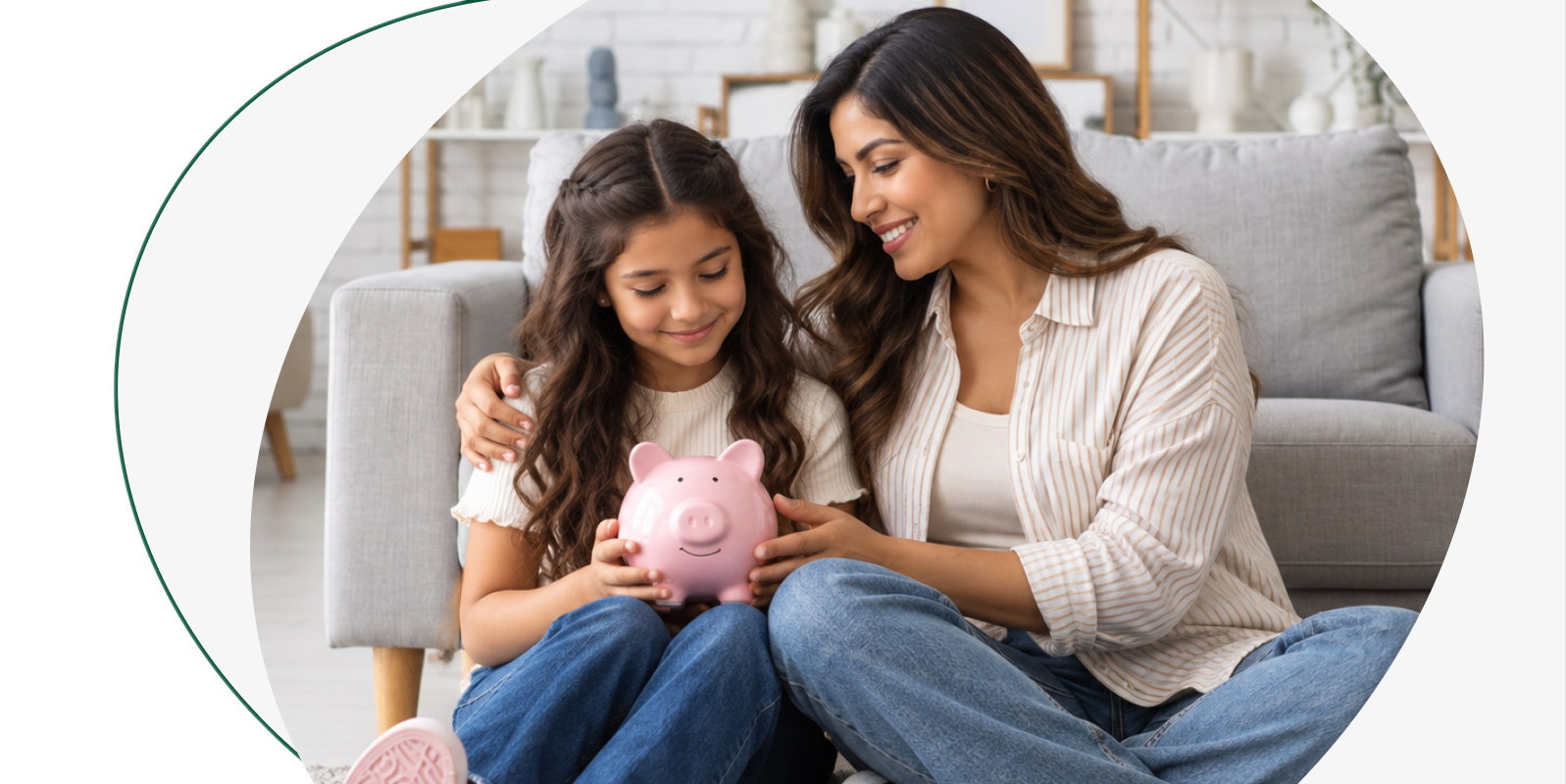 Mamá y su hija sonriendo mientras sostienen un cerdito de ahorro